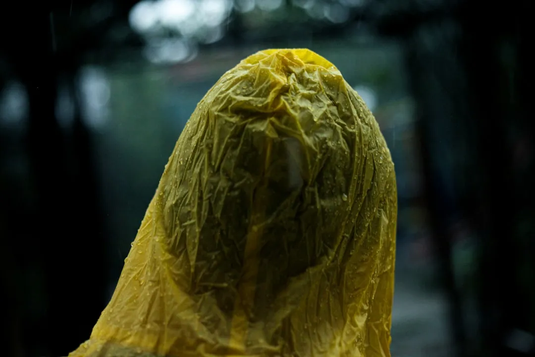 荆门雨具批发:商用雨伞与雨衣的耐用性对比分析正文配图 2